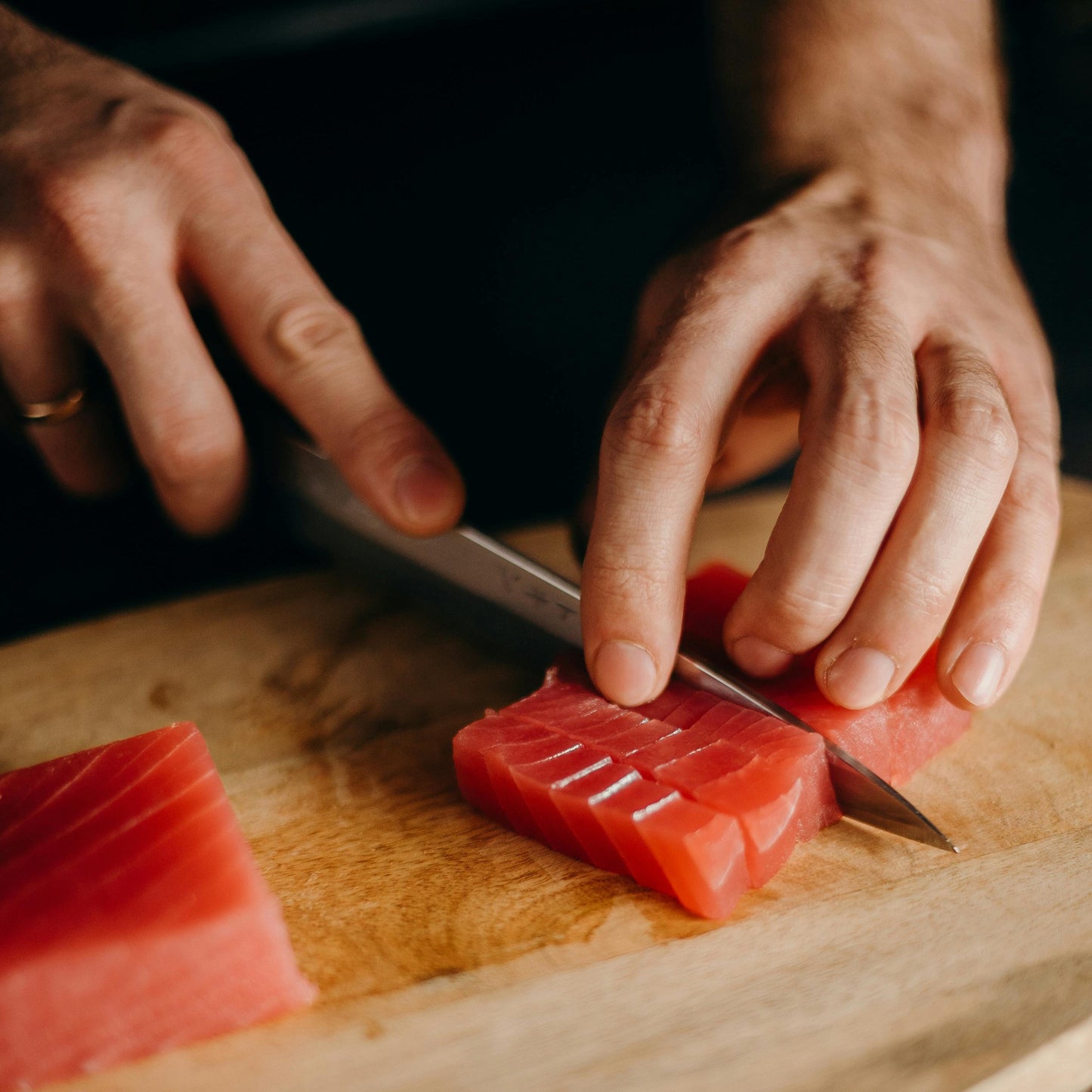 Lachs wird mit scharfen Messer geschliffen