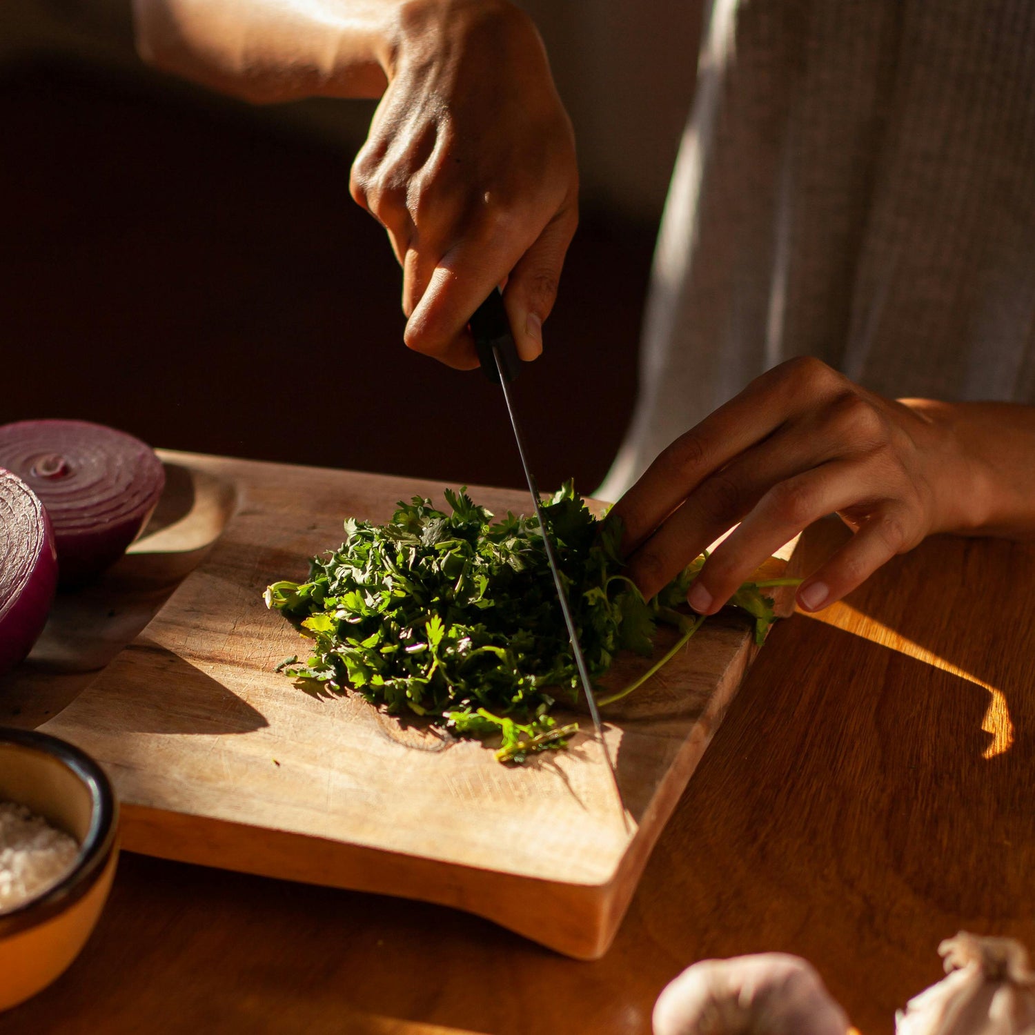 Salat wird mit scharfen Messer geschnitten