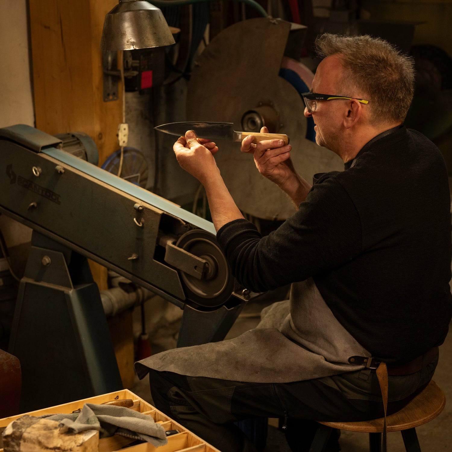 Messer Schliff wird vom Schleifmeister kontrolliert