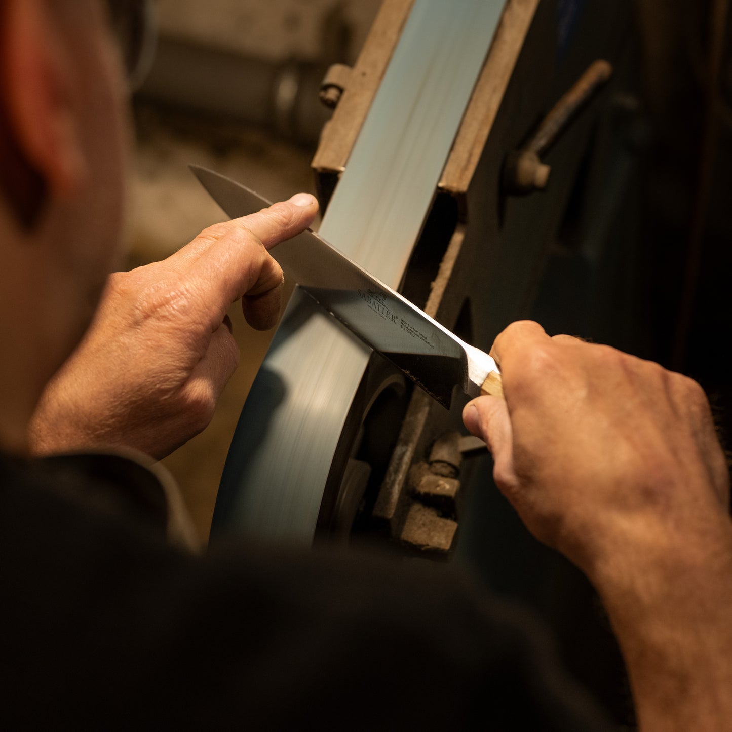 Messer wird professionell geschliffen