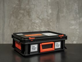 Die SharpClub SafeBox
für die Gastronomie liegt auf einem Tisch