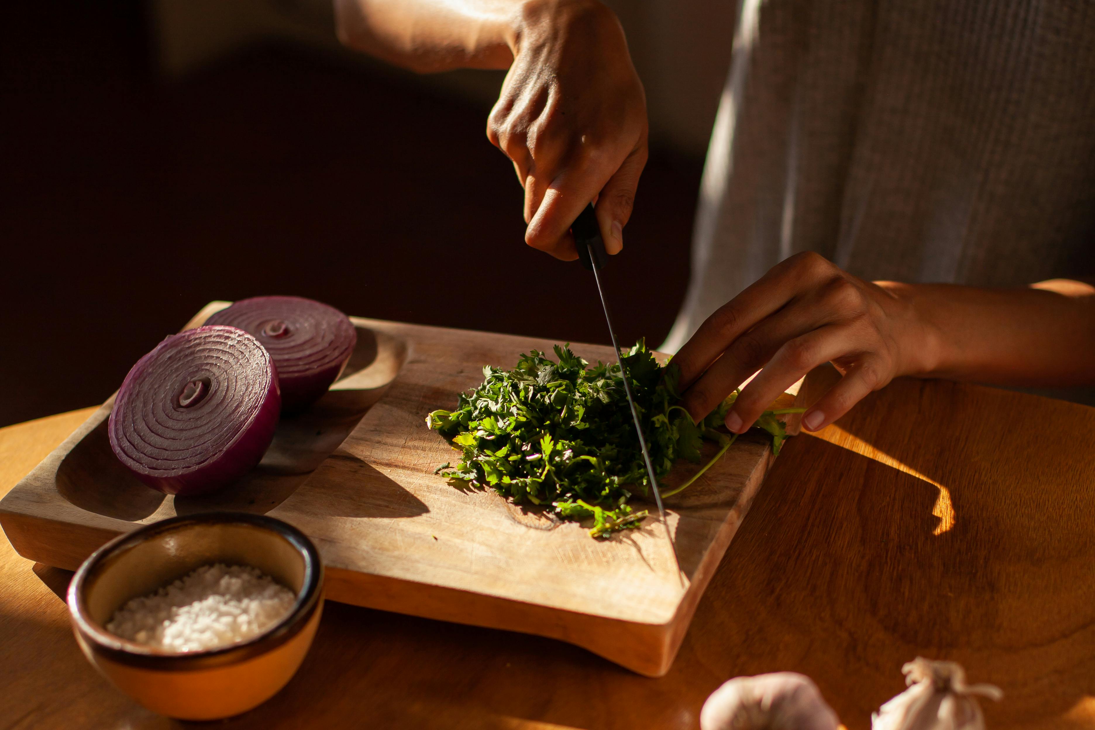 Salat wird mit scharfen Messer geschnitten